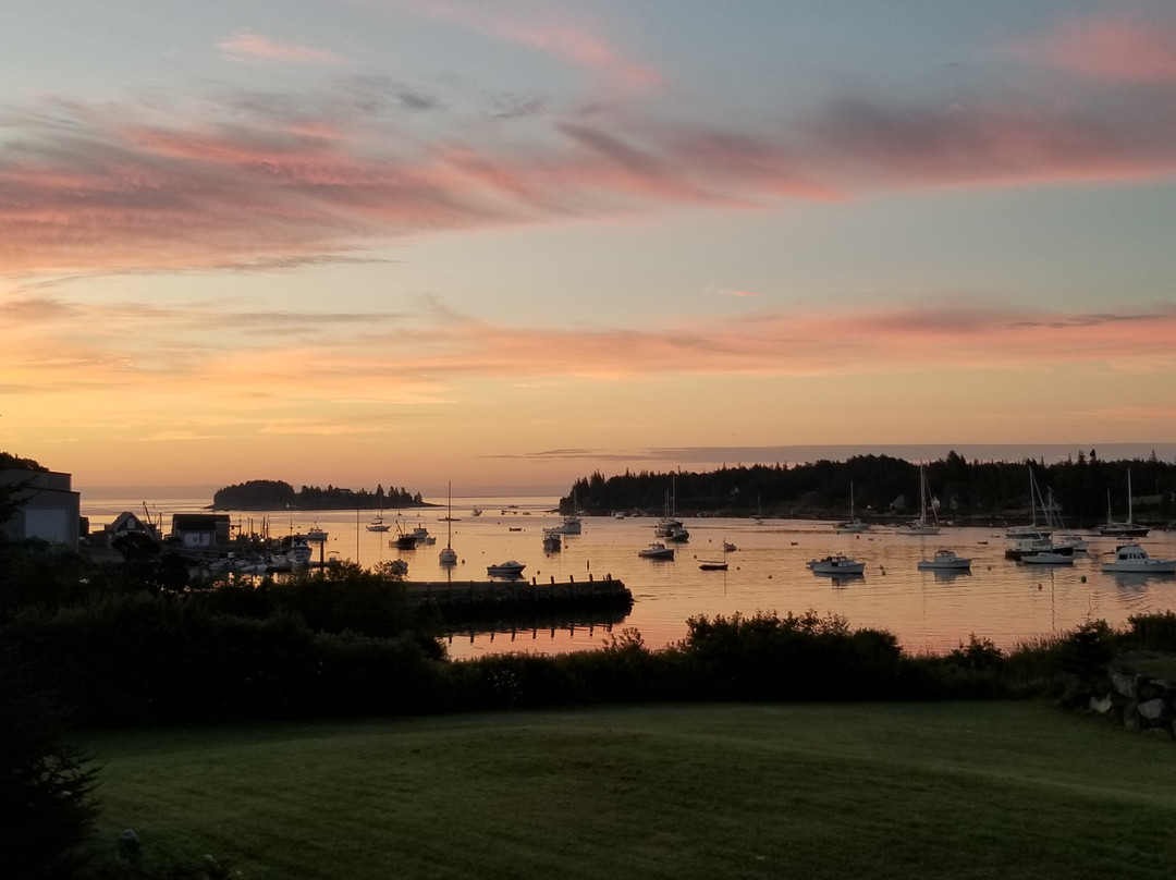 East Wind Inn & Suites主图