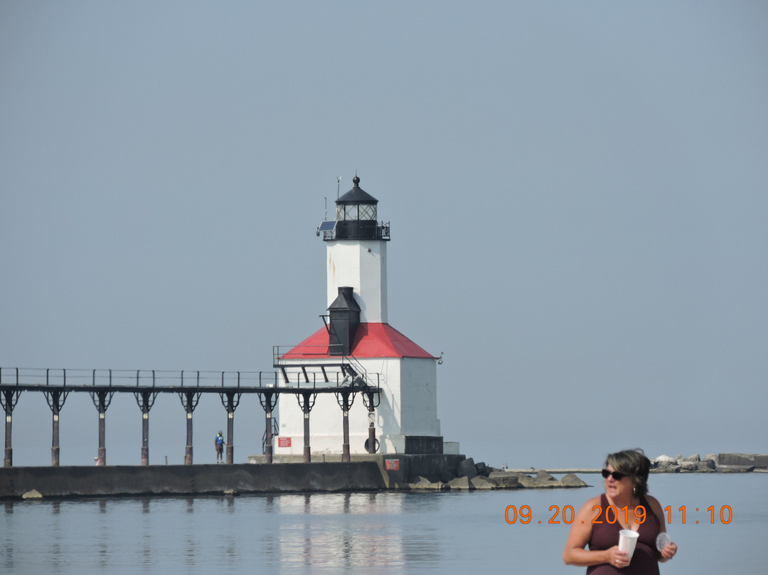 燈塔及碼頭-密歇根城必去景点