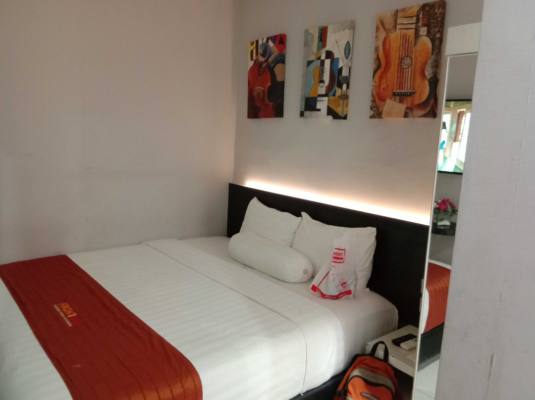 Front One Boutique Karawang主图