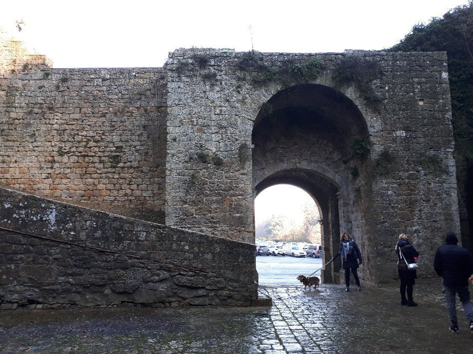 Porta e Fonte di Docciola-沃尔泰拉必去景点