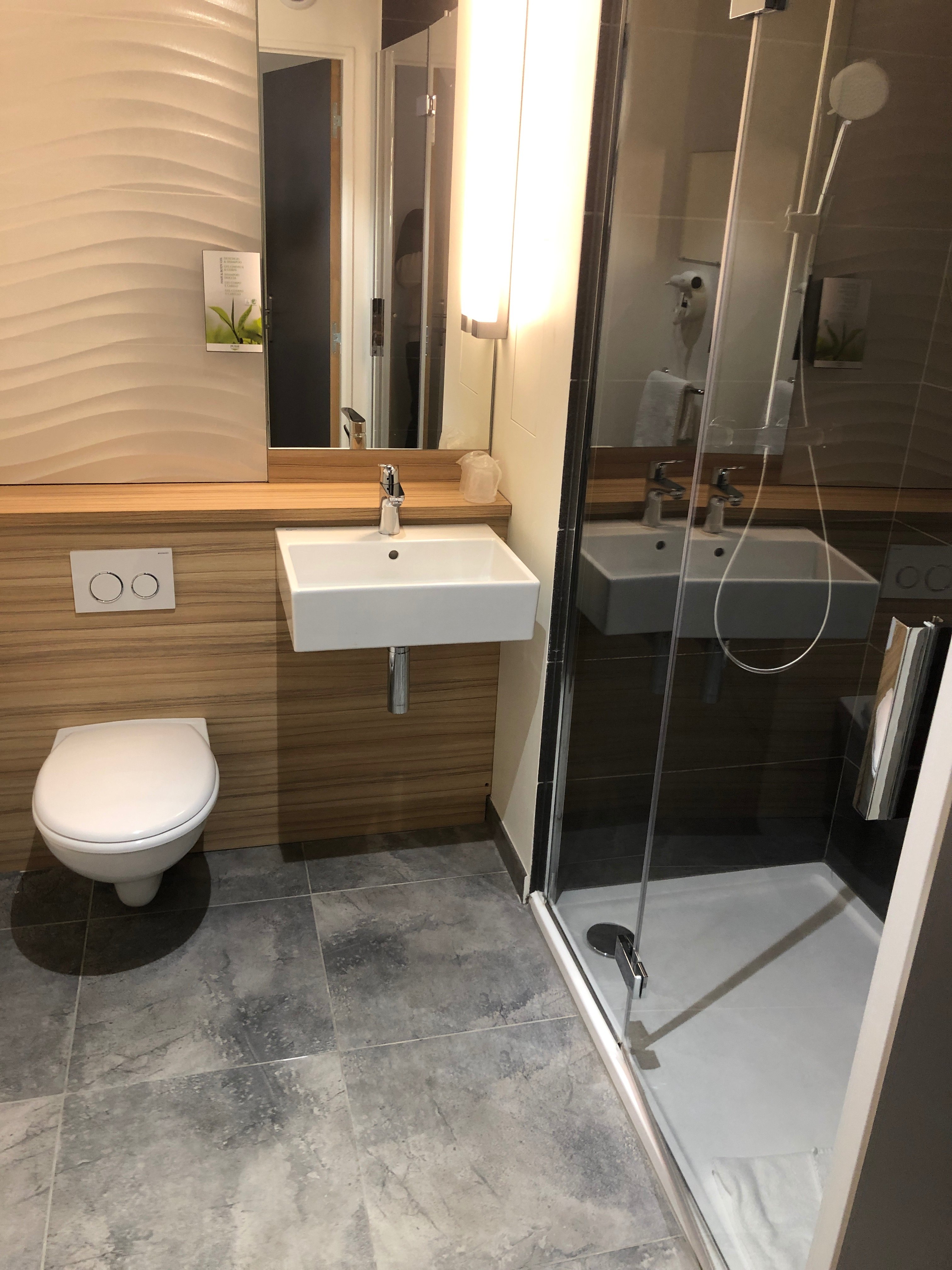 Campanile Paris Clichy Centre-浴室