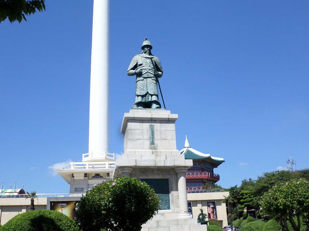Statue of Chungmoogong-釜山必去景点