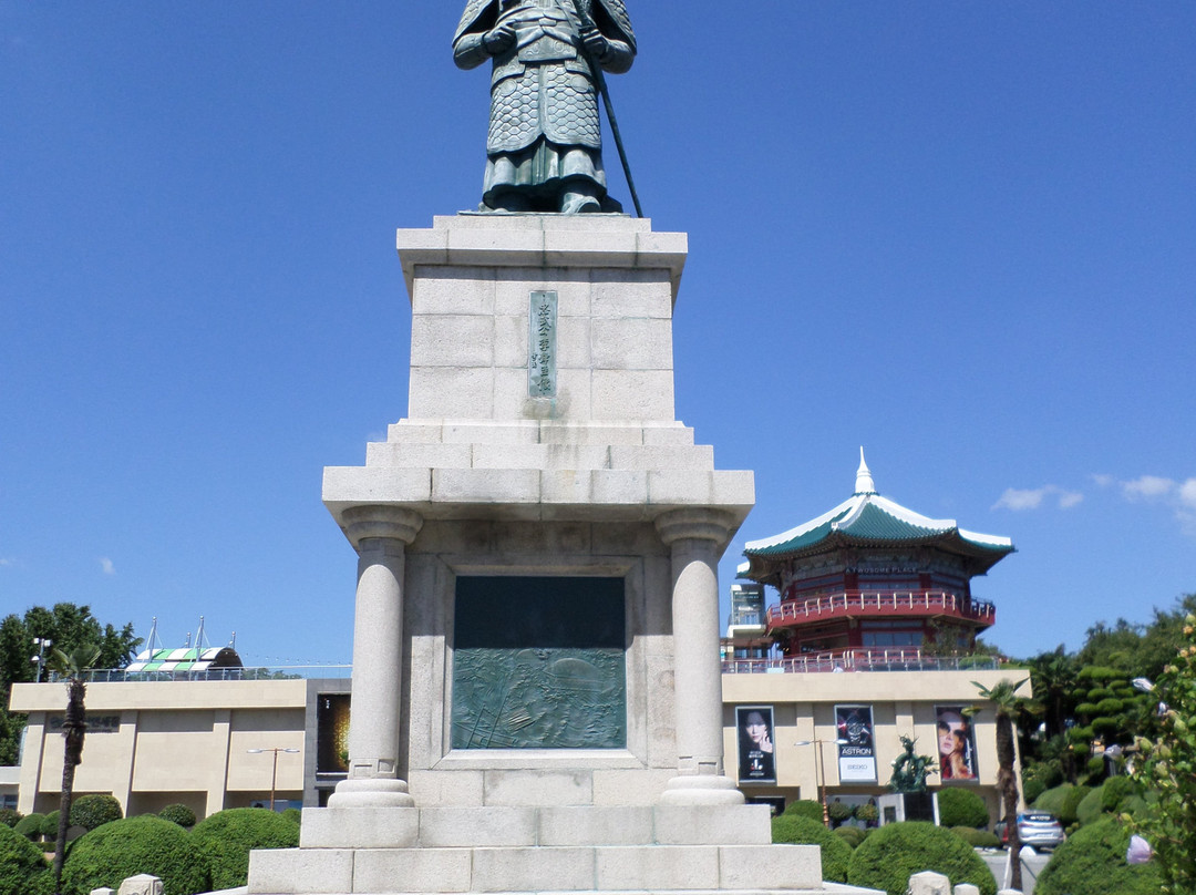 Statue of Chungmoogong-釜山必去景点