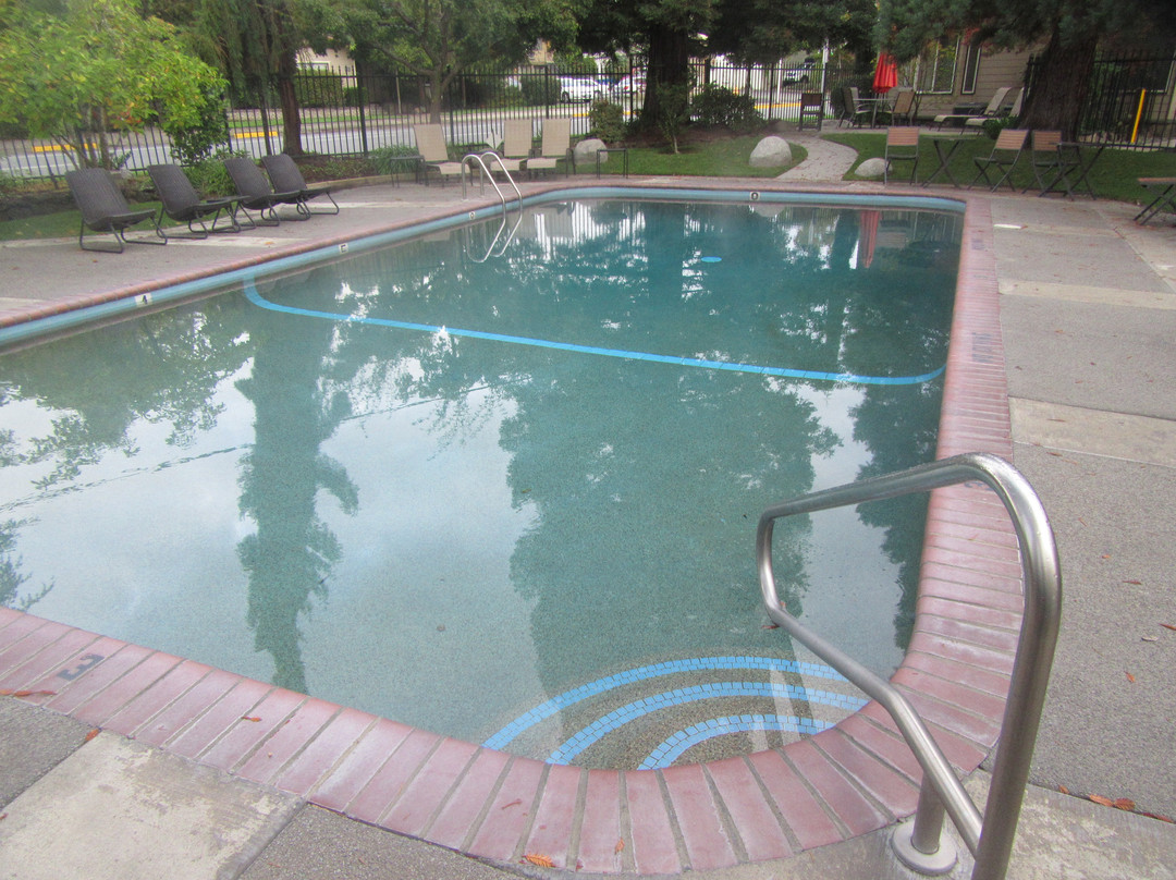 Redwood Garden Inn主图