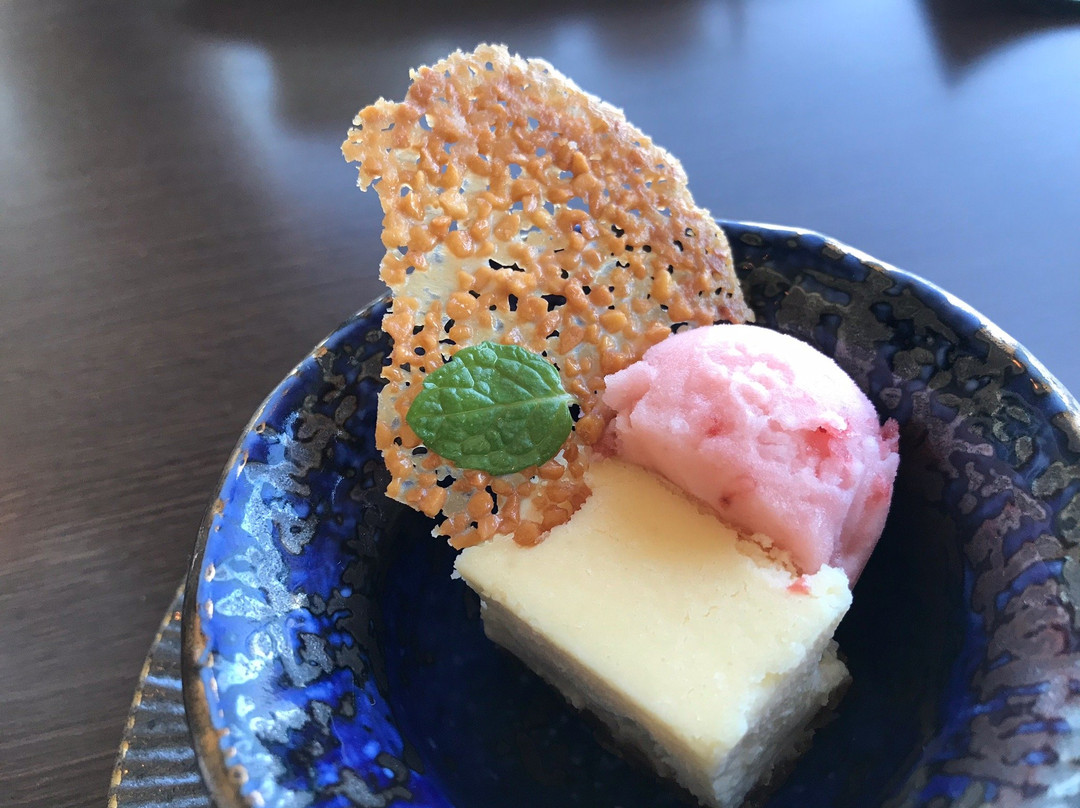 ダイニング & バー シズリング