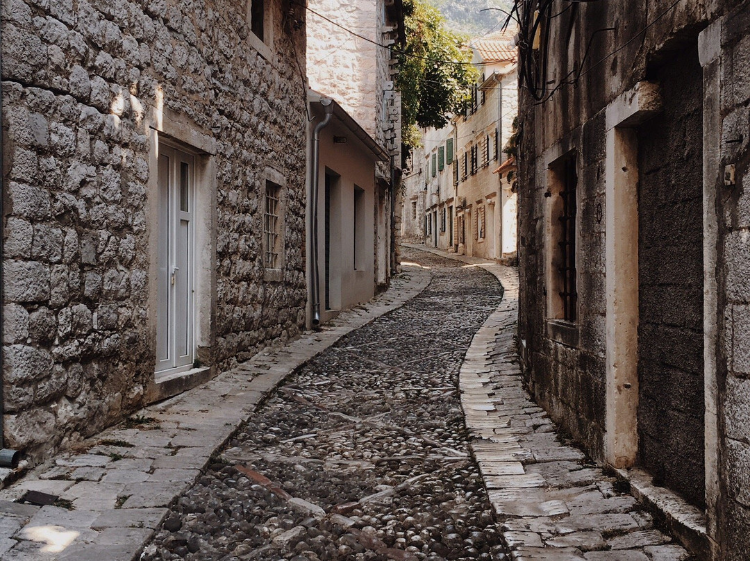 Gabela Street-Risan必去景点