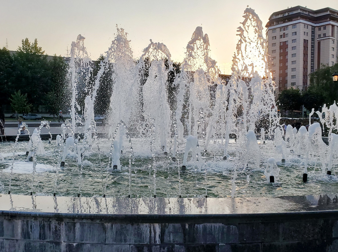 Fountain on Kuliyev Square景点图片