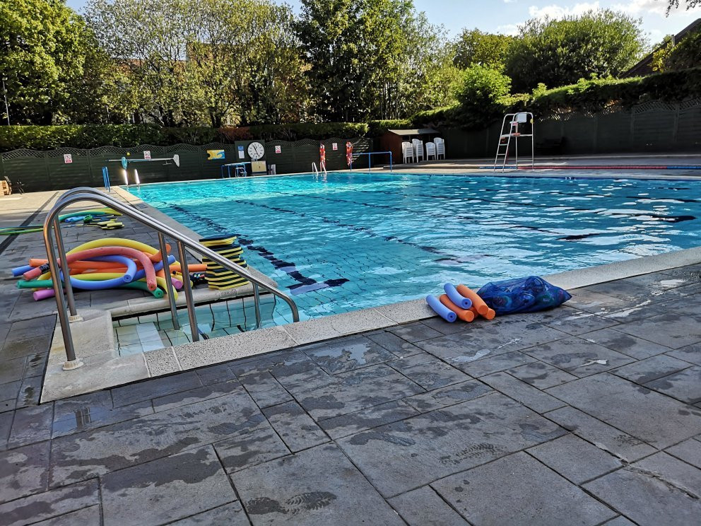Petersfield Open Air Swimming Pool景点图片
