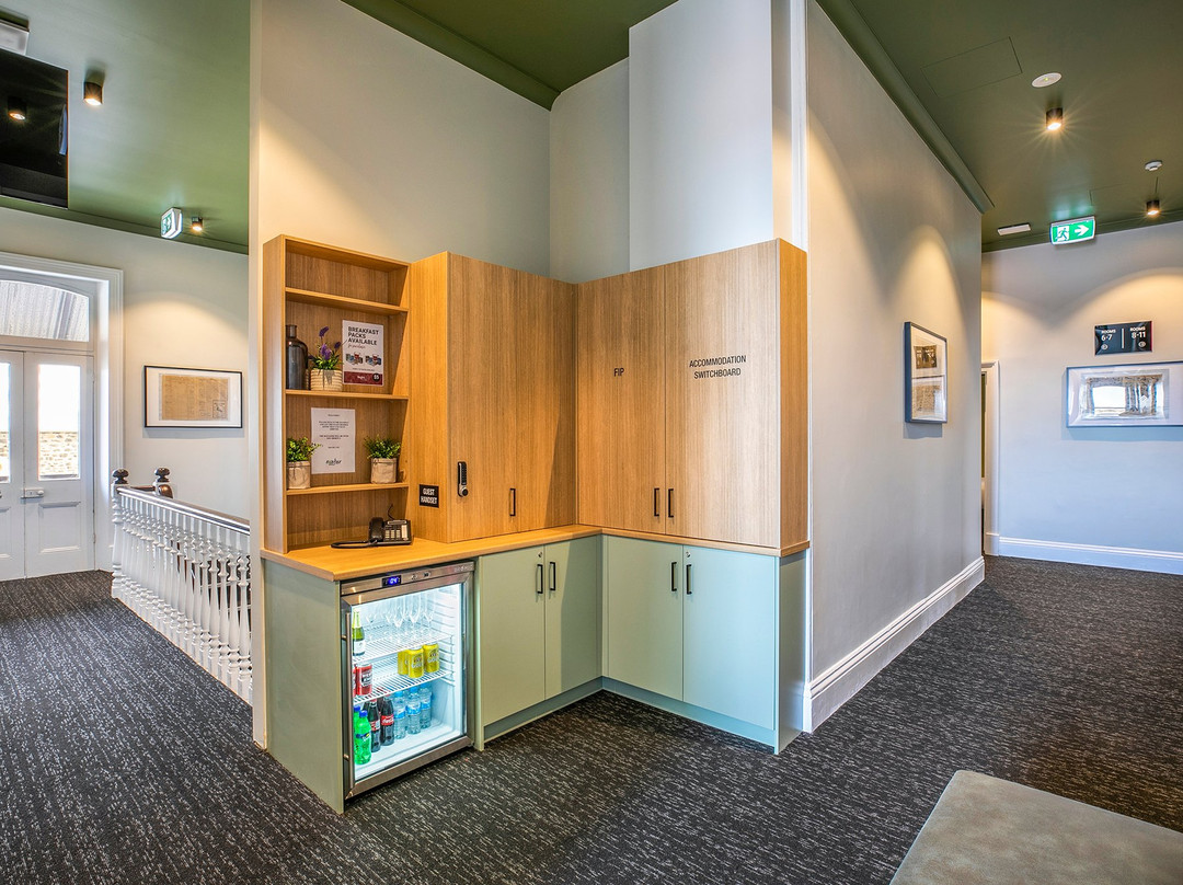 Nightcap At Exeter Hotel主图