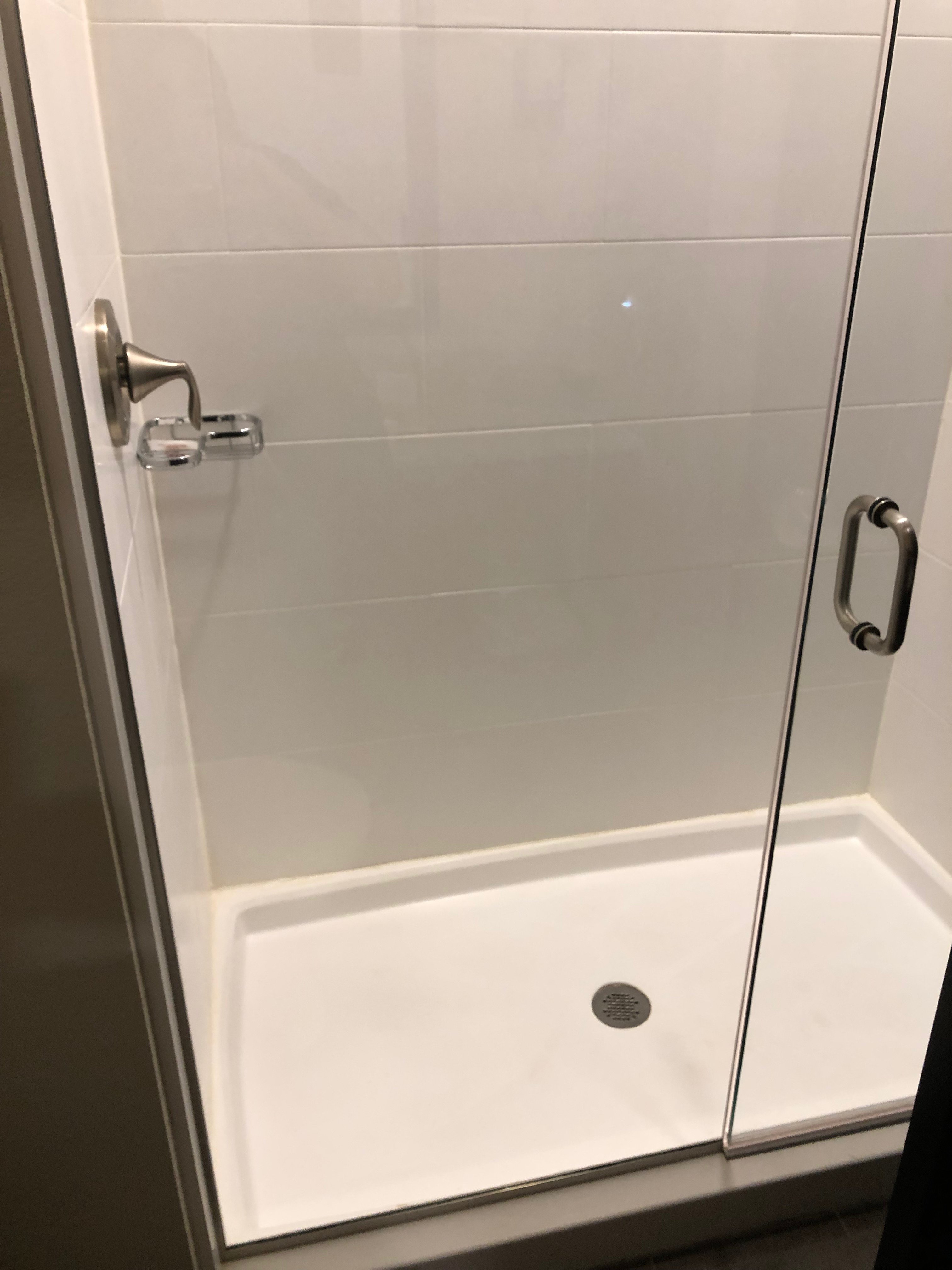 Comfort Suites Brunswick - Clevelend Southwest-浴室