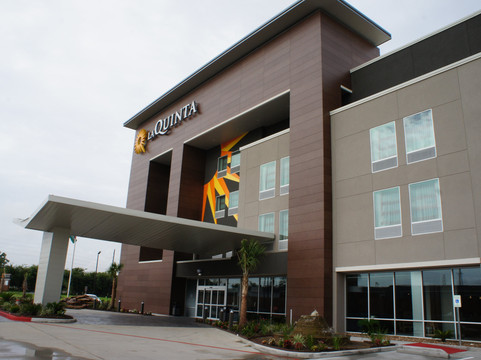 休斯顿东I-10拉昆塔温德姆套房酒店主图