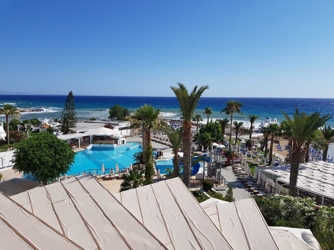 The Golden Coast Beach Hotel主图