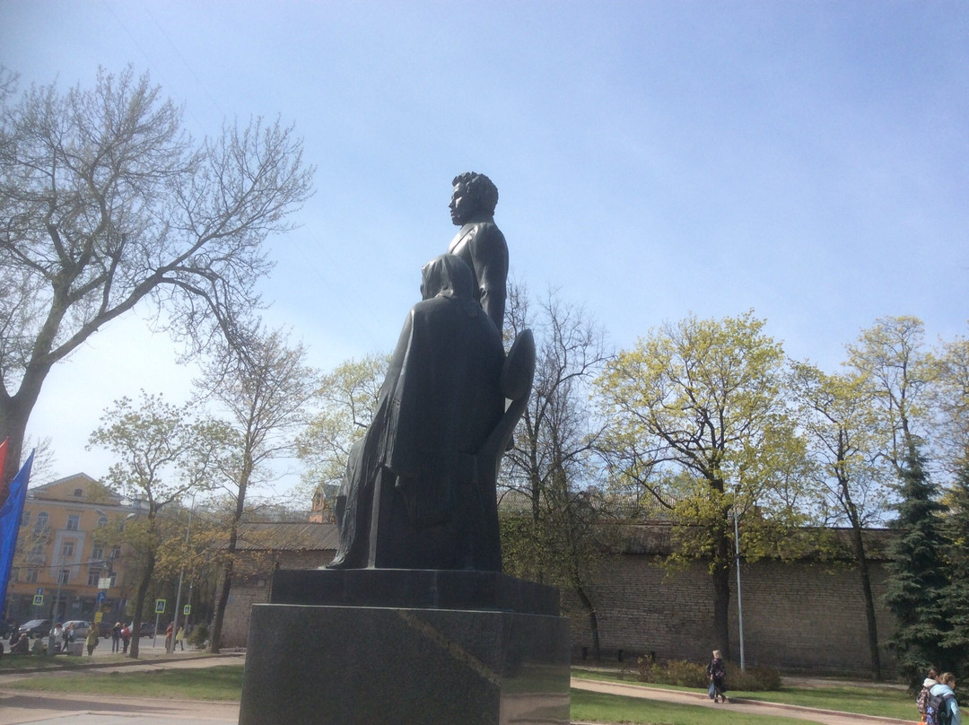 Monument to Alexander Pushkin and Arina Rodionovna-普斯科夫必去景点