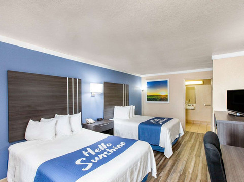 布劳尼希湖戴斯套房酒店主图