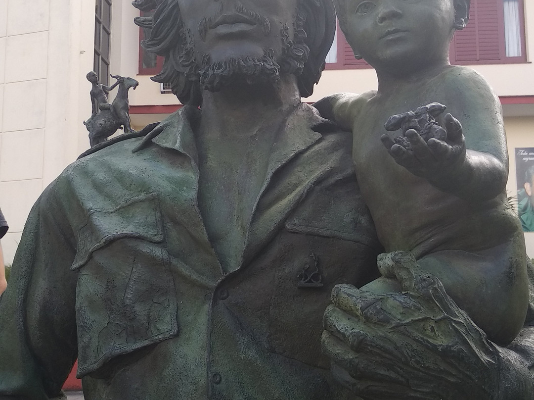Statue of Che Guevara Holding a Child景点图片
