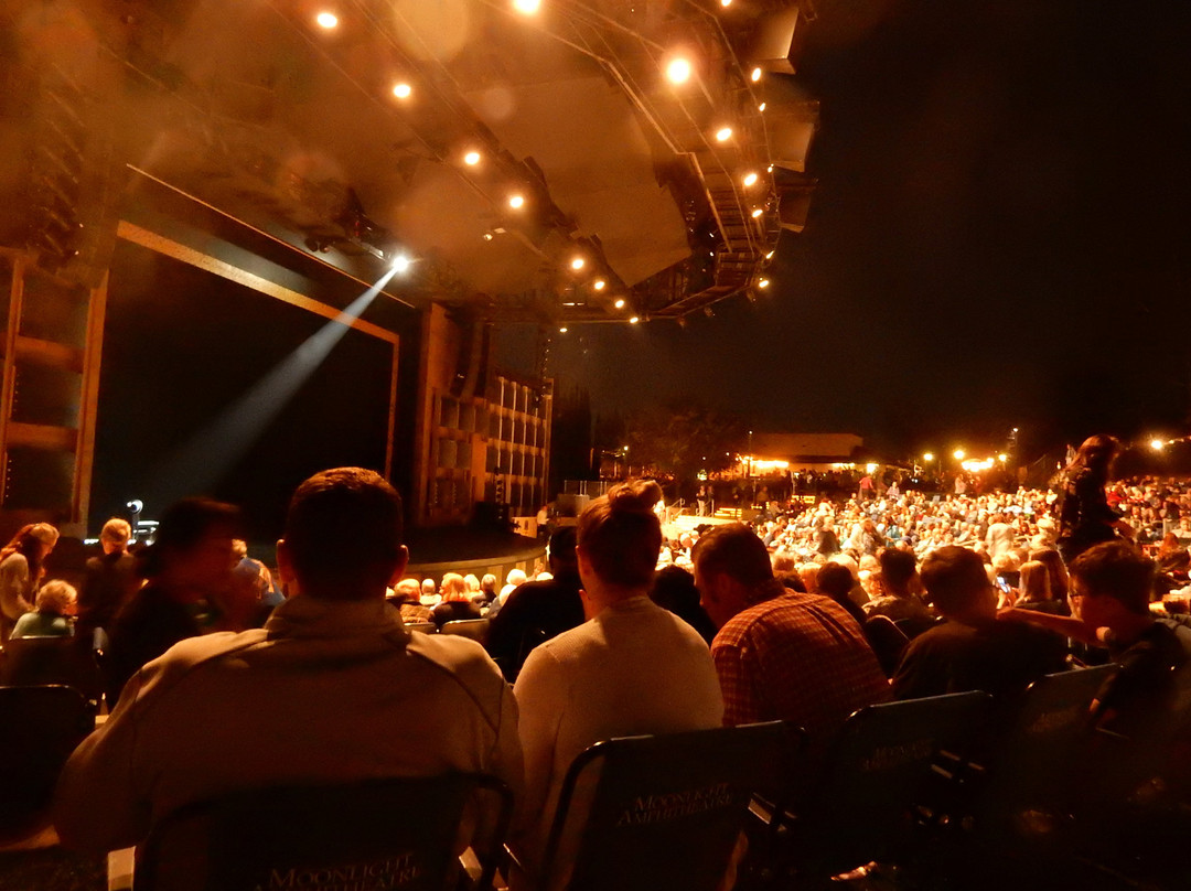 Moonlight Ampitheatre-维斯塔必去景点