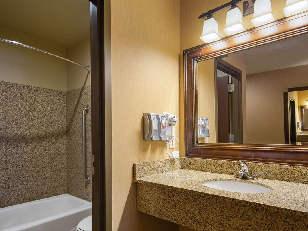 Crandon Inn & Suites主图