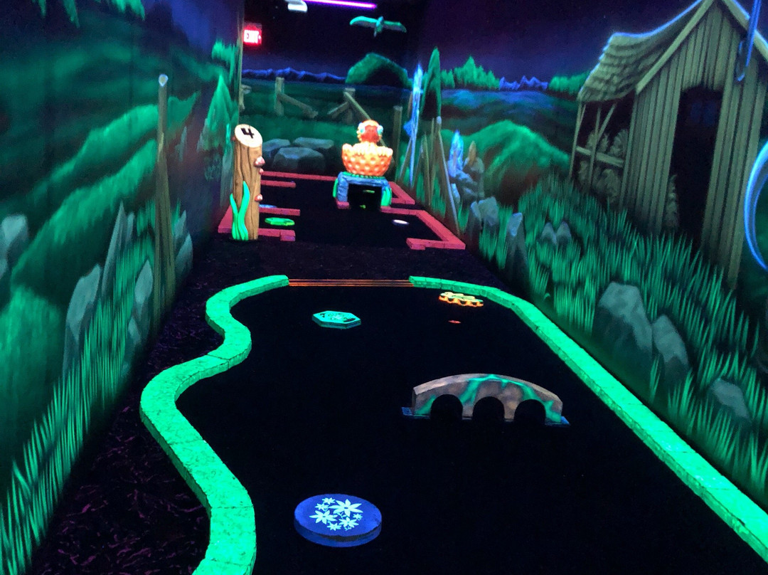 Dragon's Tale Blacklight Mini Golf景点图片