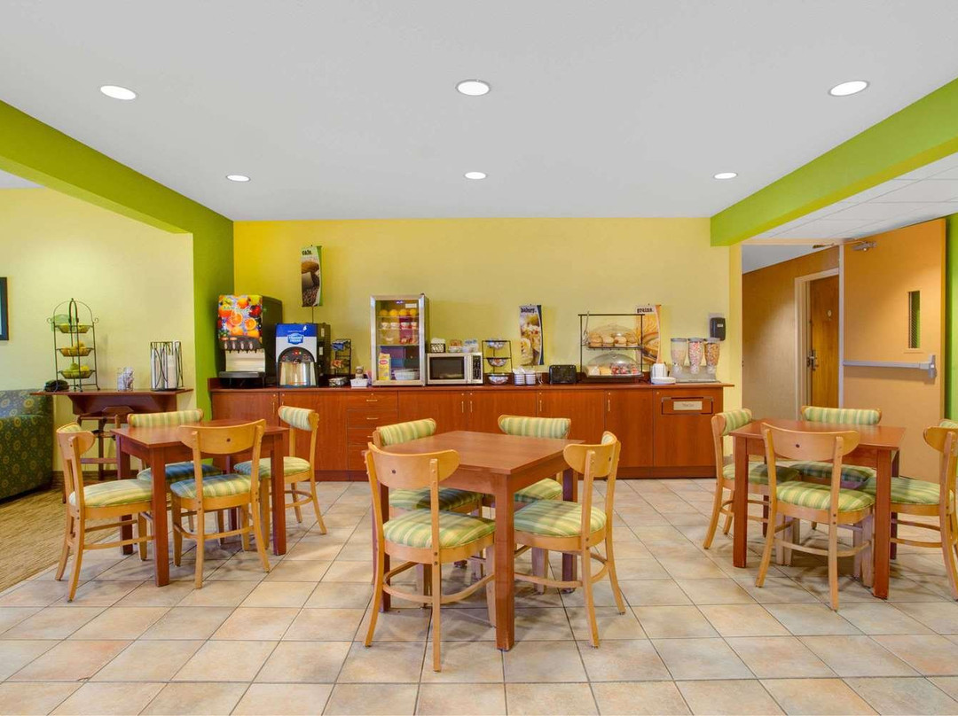 Microtel Inn & Suites by Wyndham Springville主图