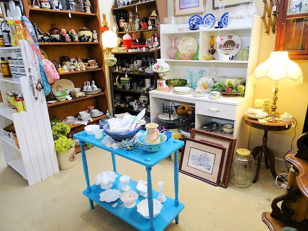 B & B Antique & Artisan Mall景点图片