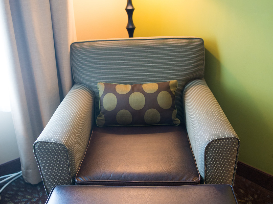 诺斯伍兹快捷假日&套房酒店主图