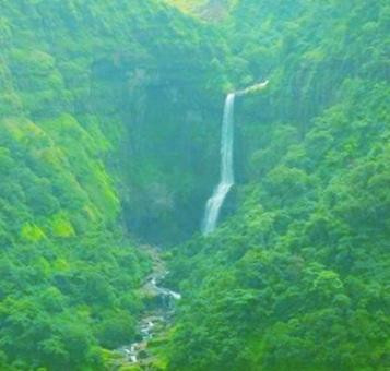 Kune Waterfalls景点图片