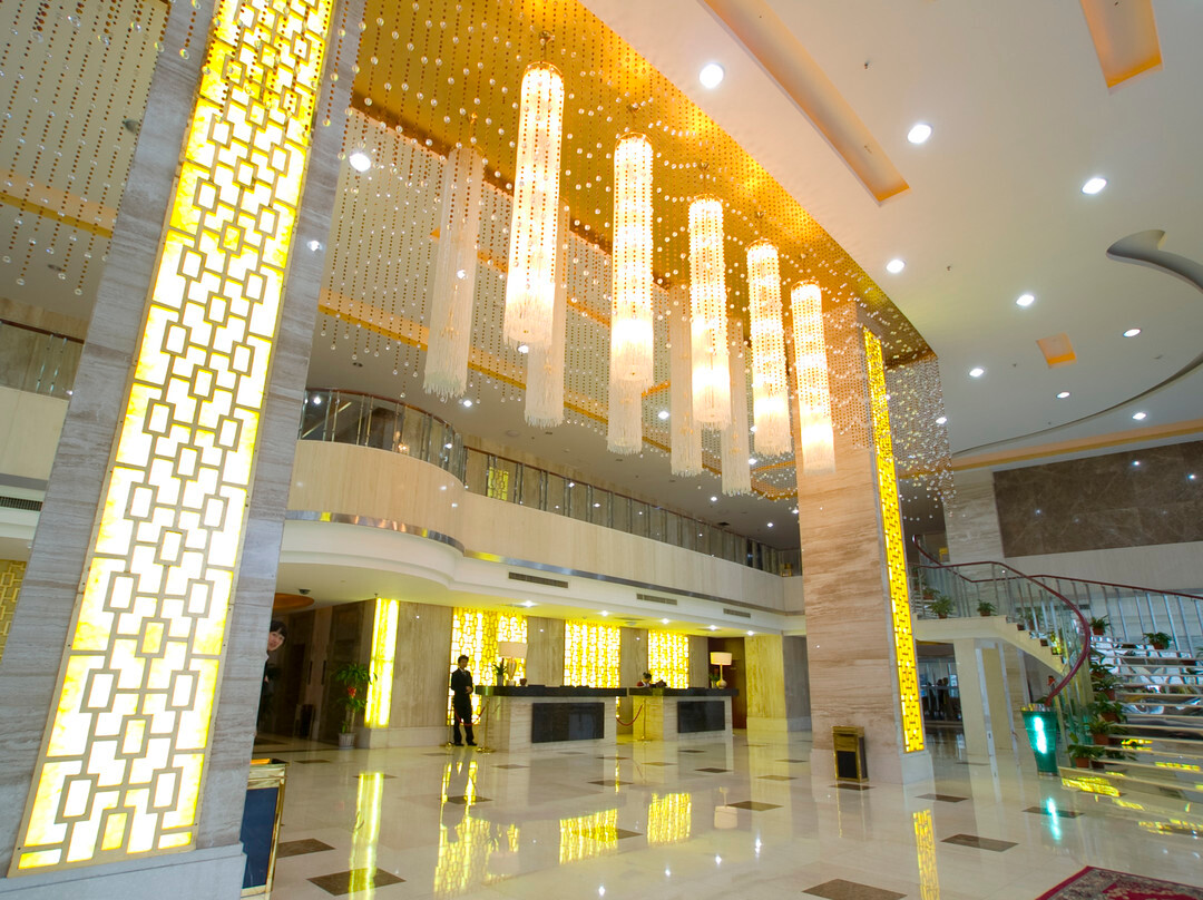 顶贯天逸大酒店主图