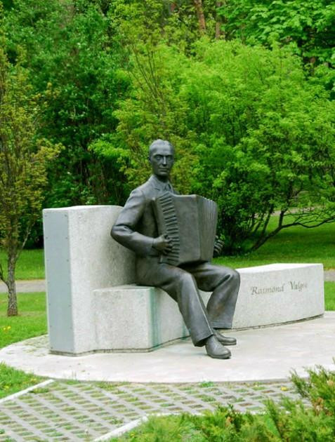 Statue of Raimond Valgre-派尔努必去景点