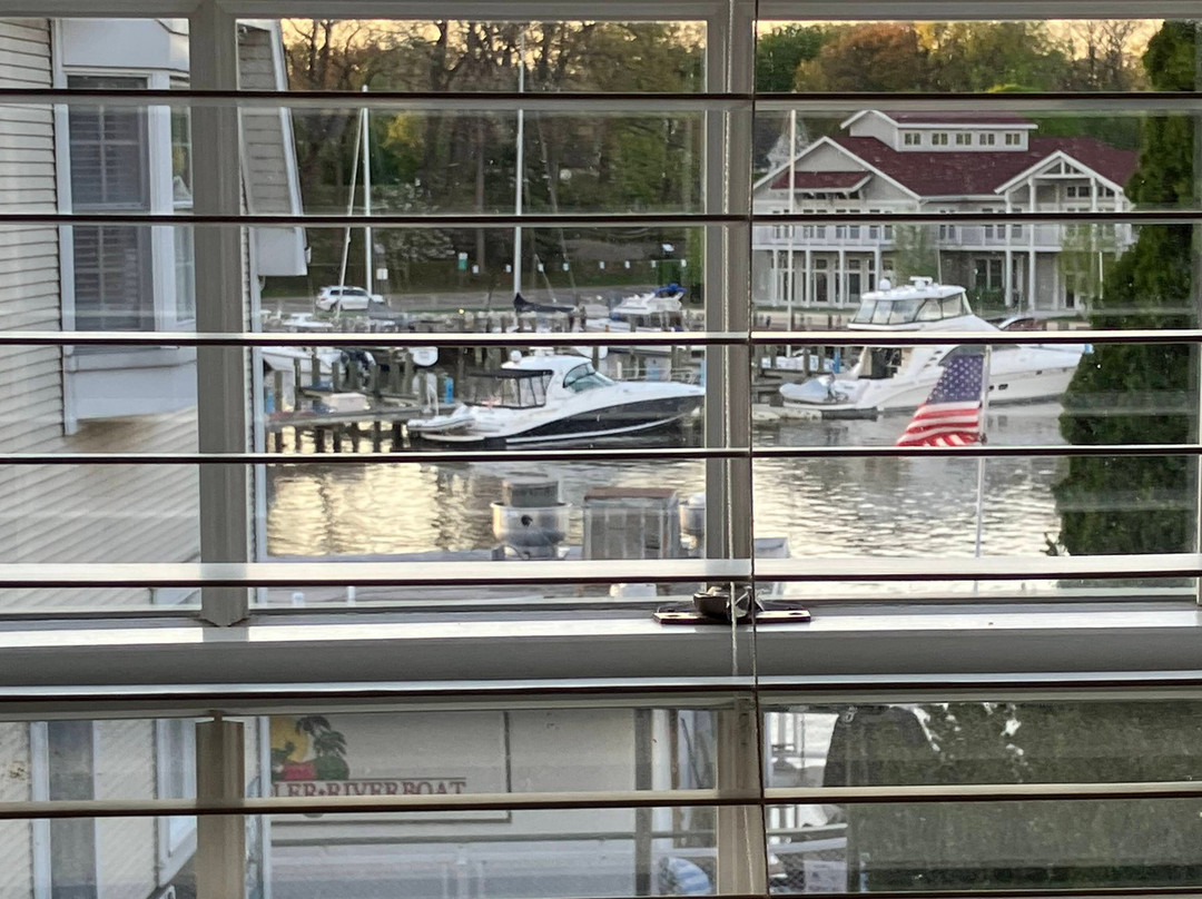 Old Harbor Inn主图