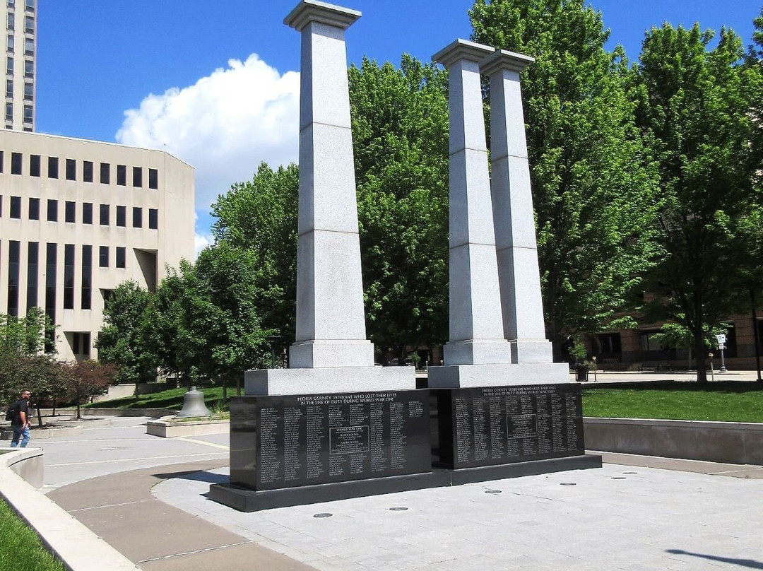 Courthouse Plaza Veteran Memorials-皮奥里亚必去景点