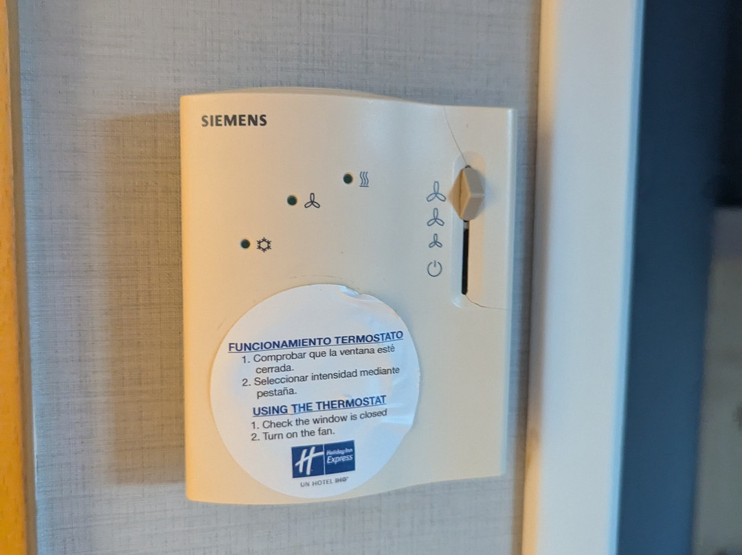 莫林斯德雷快捷假日酒店主图