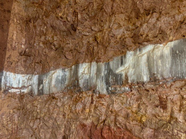 The Lookout Cave Underground Motel主图