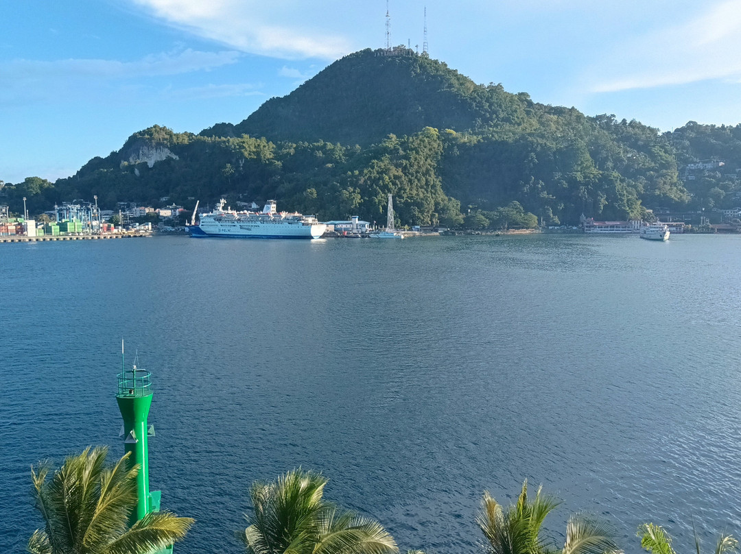 瑞雅巴布亚酒店主图