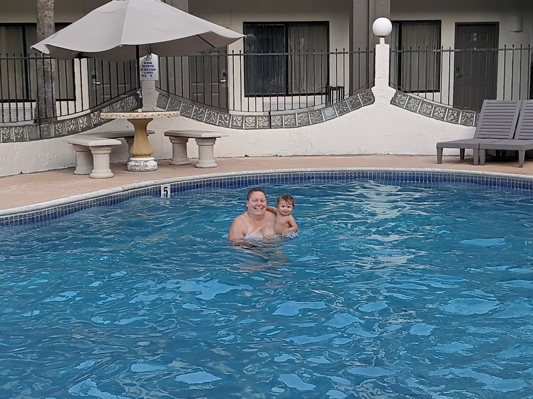 韦斯拉科速8酒店主图