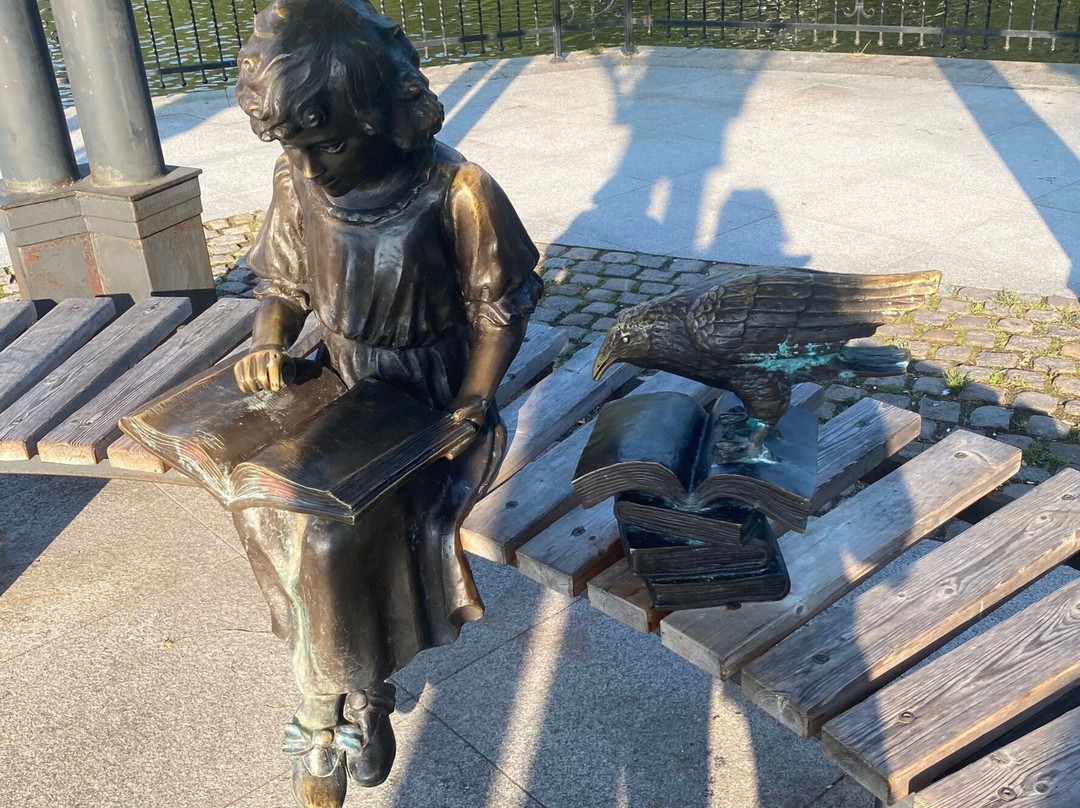 Sculpture "Girl Reading a Fairy Tale"-斯韦特洛戈尔斯克必去景点