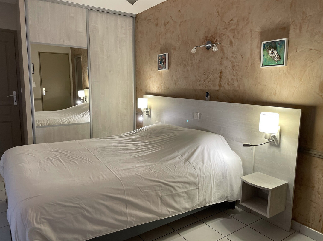 Sarrians酒店住宿-Résidence Les Peupliers