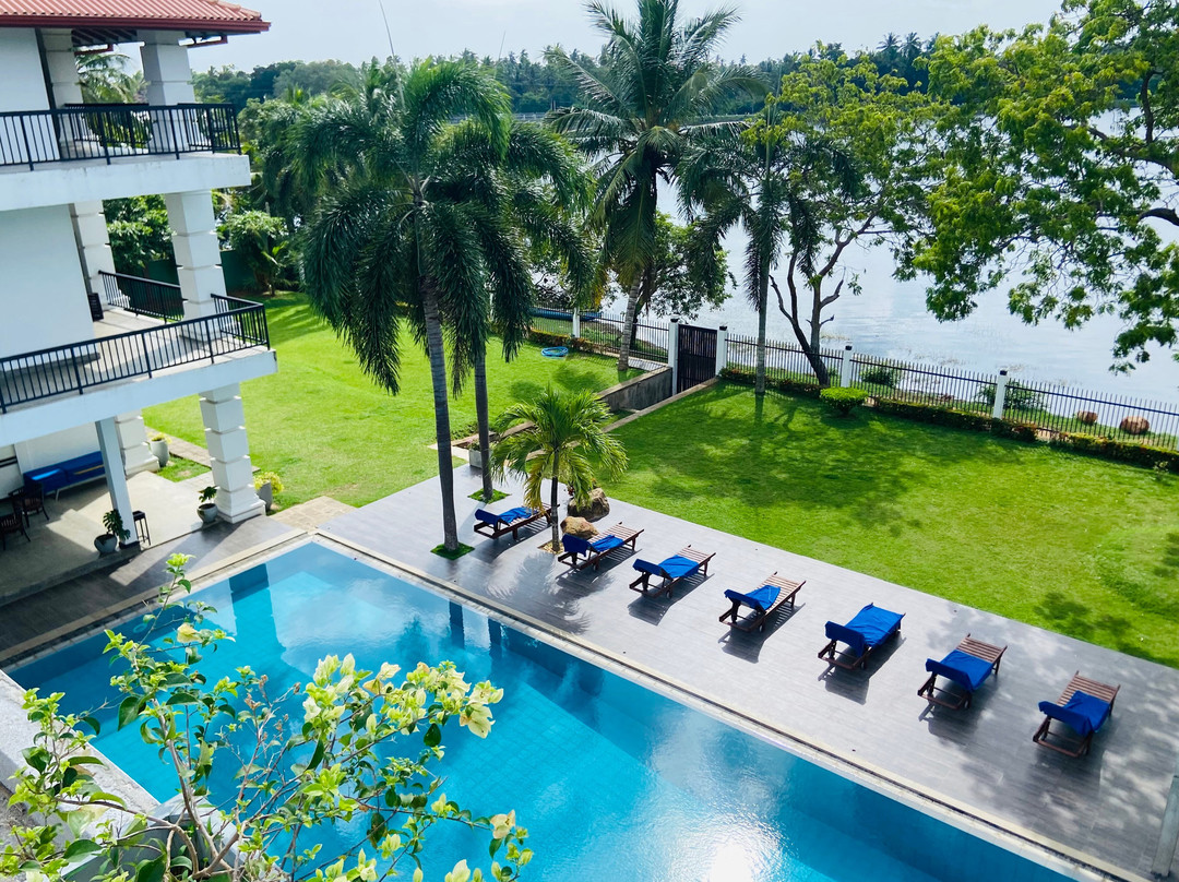 Diya Dahara Lake Resort