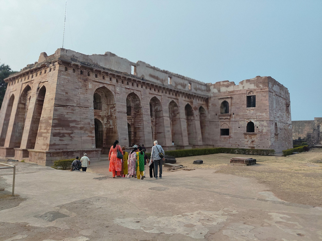 Hindola Mahal (Swing Palace)-Mandu必去景点