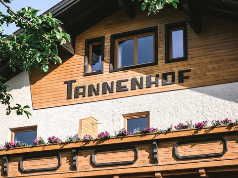 坦尼霍夫酒店主图