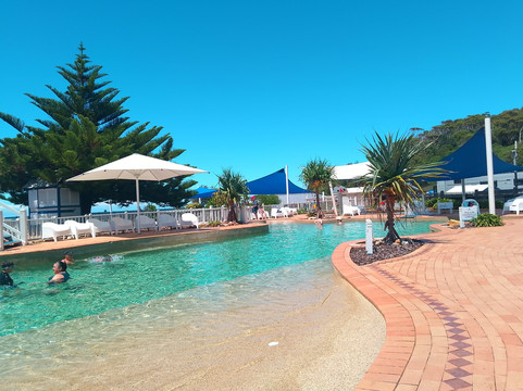 蓝礁湖海滩度假酒店主图