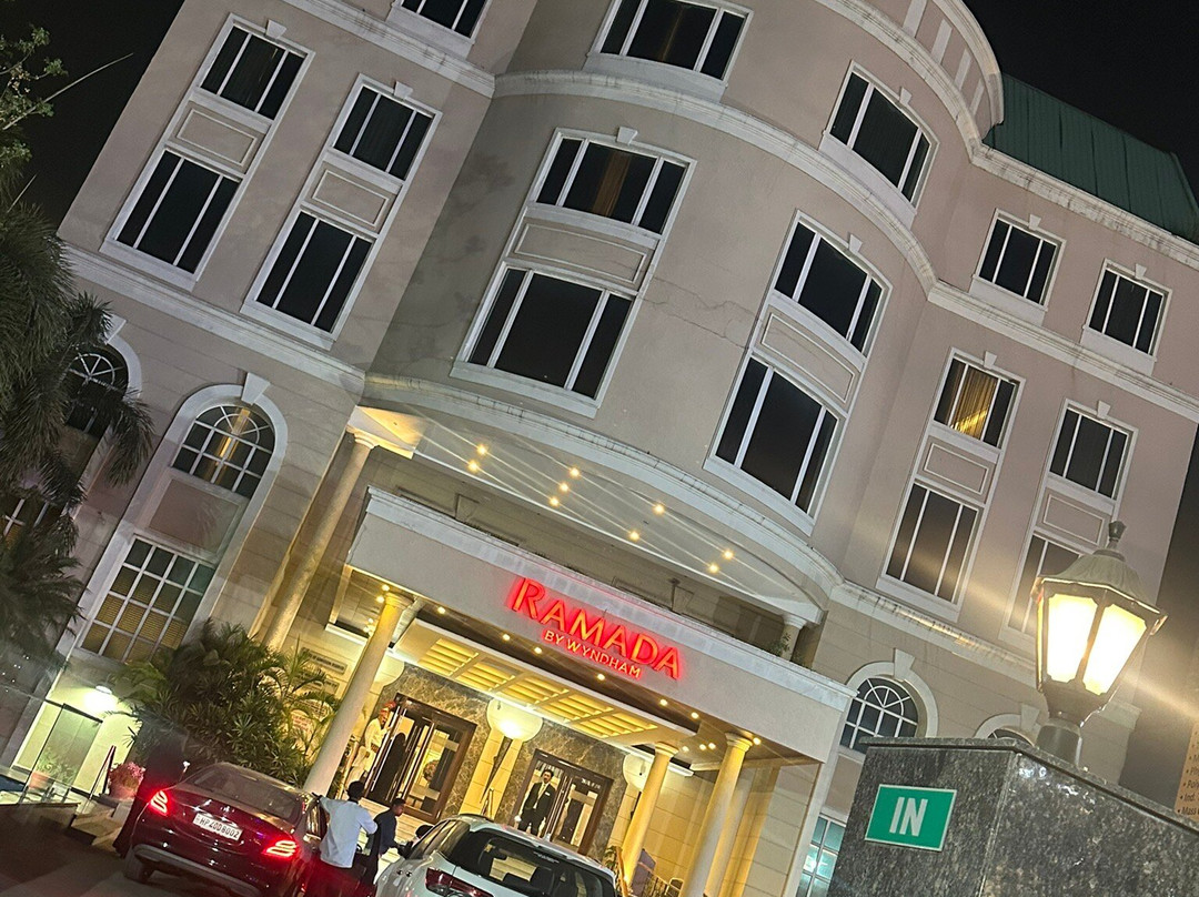 贾朗达尔市中心温德姆华美达酒店主图