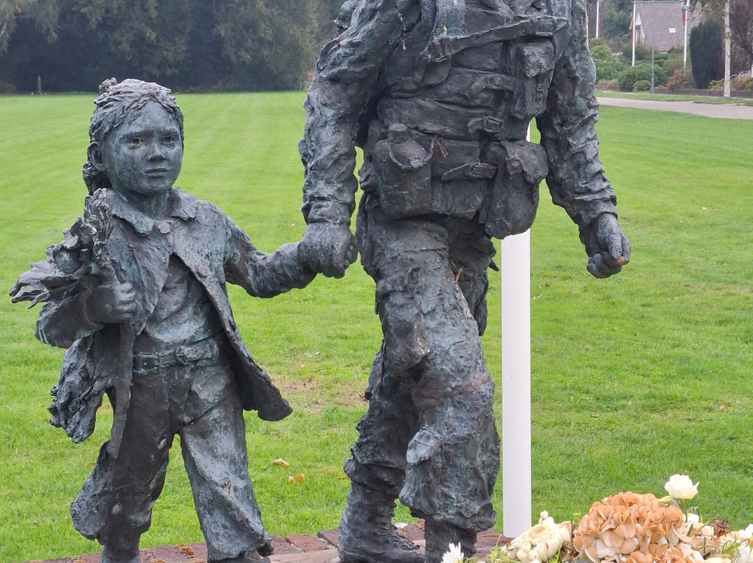Soldaat met bloemenmeisje Monument-Oosterbeek必去景点