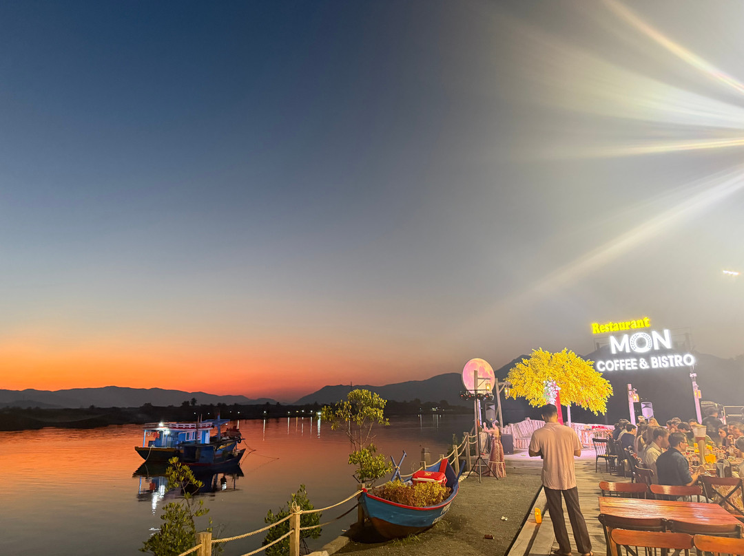 Nhà Hàng MON Coffee & Bistro