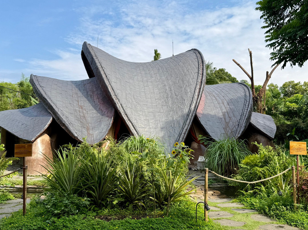 Alchemy Yoga & Meditation Center-Sayan必去景点