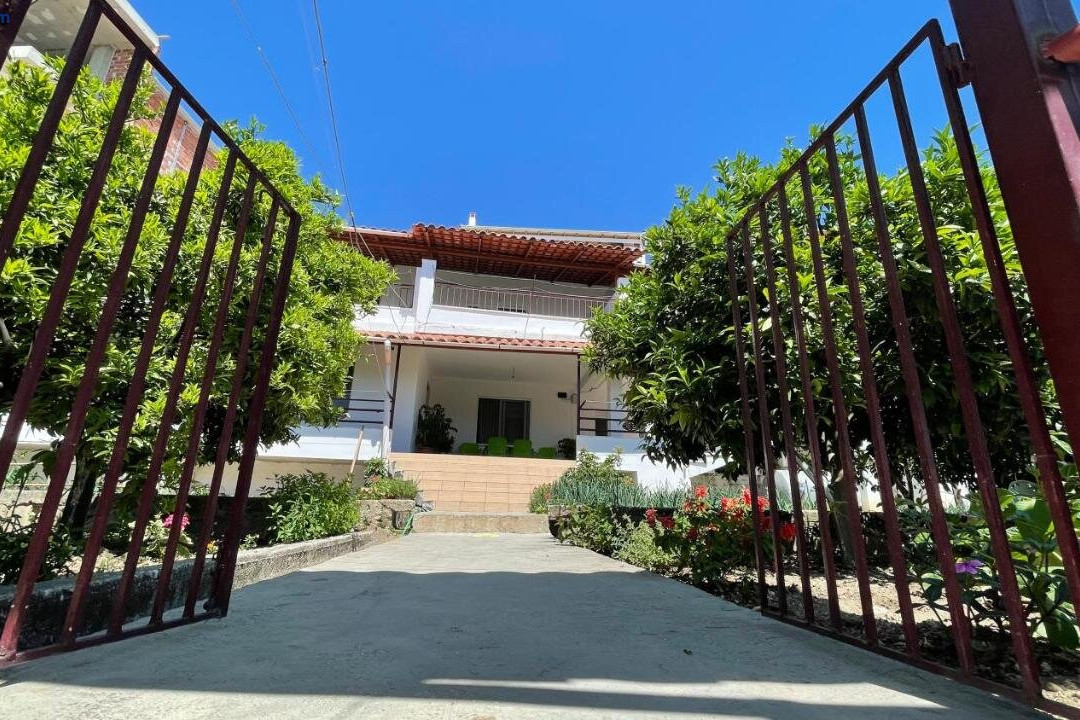 Eljudi House