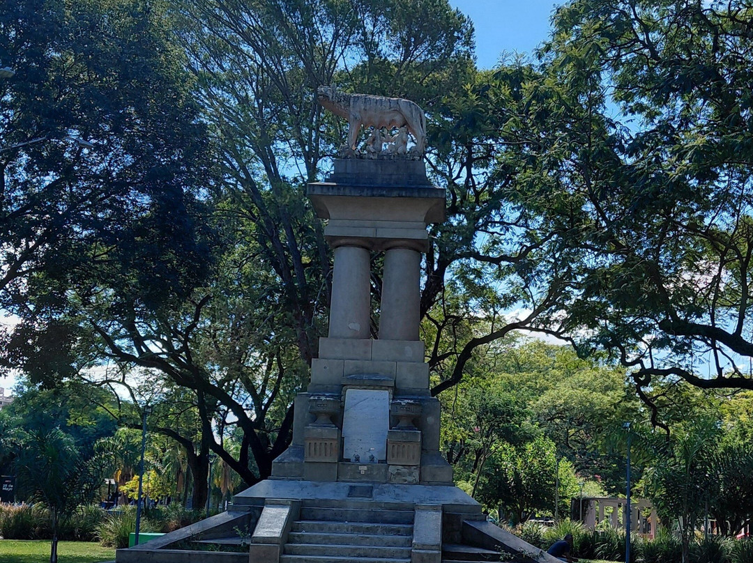 Monumento A La Loba Romana