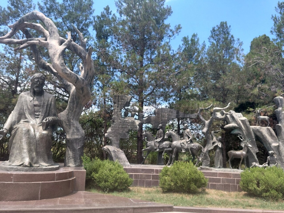 Nizami Ganjavi Mausoleum-占贾必去景点