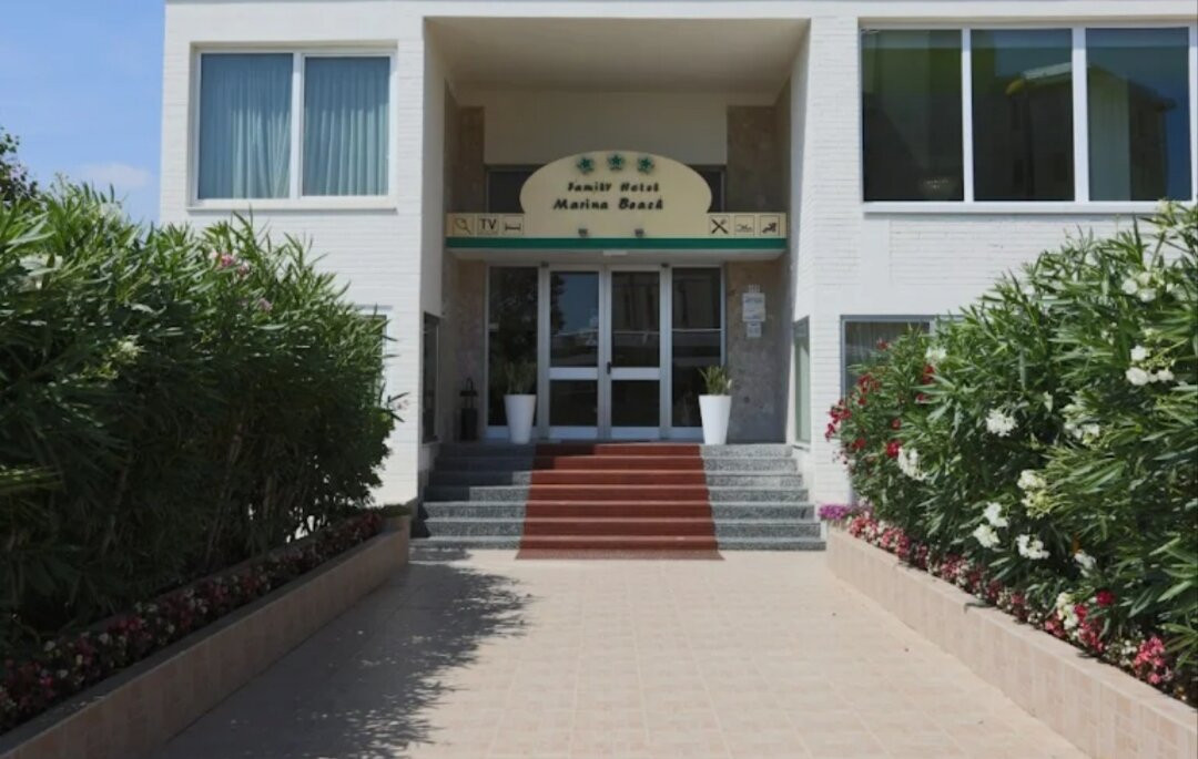 马里那海滩家庭酒店主图