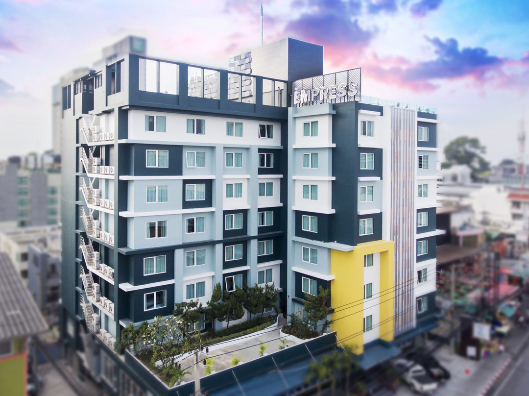 芭堤雅皇后酒店主图
