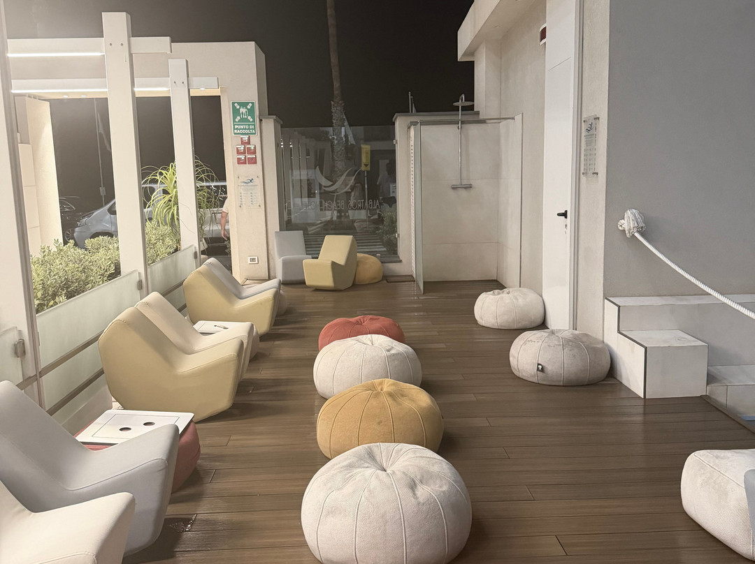 信天翁海滩酒店主图
